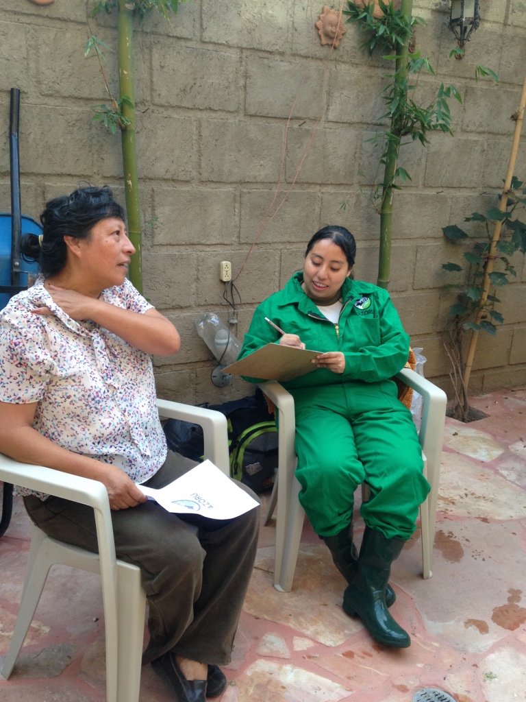 Cunicultores en campo durante el censo